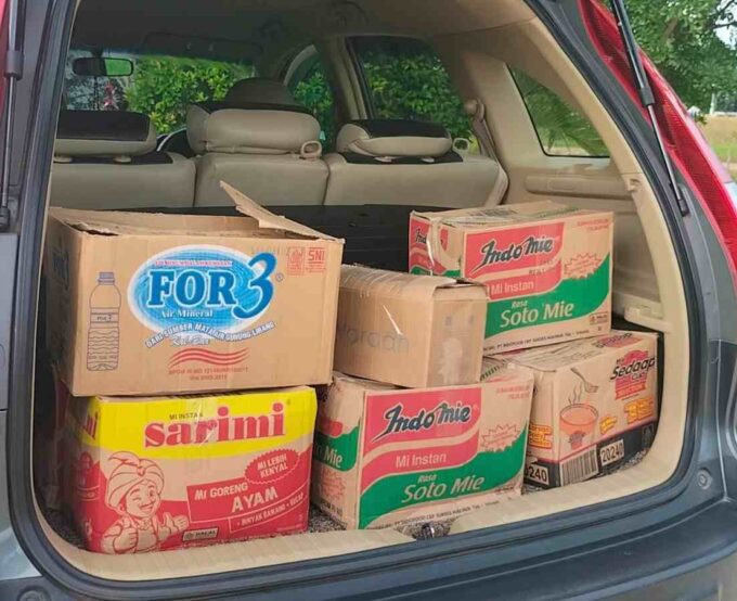 MTsN Singkawang Salurkan Bantuan Sembako, Wujud Kepedulian Peringati HUT PGRI ke-80 dan HGN 2025