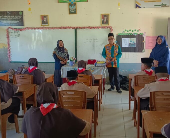 Pengawas Madrasah Pastikan ASAS Ganjil di MTsN Singkawang Berjalan Tertib