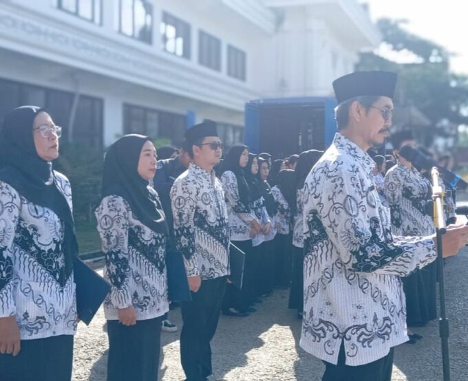 MTsN Singkawang Beri Warna Khidmat Peringatan HUT PGRI ke-80 dan HGN 2025 di Halaman Kantor Wali Kota