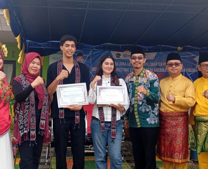 Jembatani Budaya Dunia, MTsN Singkawang Sambut Kehadiran Siswa Pertukaran dari AS dan Italia