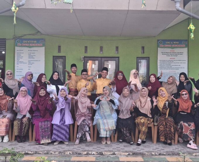 Semangat Kartini Menginspirasi, Guru dan Tenaga Kependidikan MTsN Singkawang Tampil Penuh Kreativitas di Hari Kartini 2026