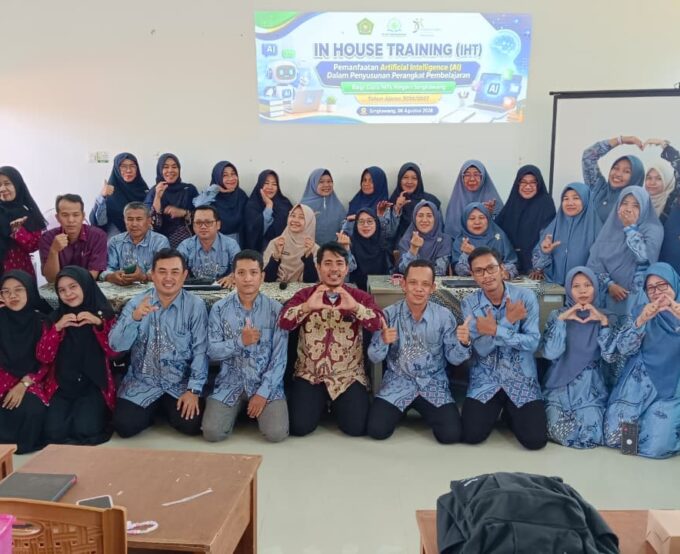 MTsN Singkawang Bekali Guru dengan Pemanfaatan AI untuk Menyusun Perangkat Pembelajaran Siap Pakai